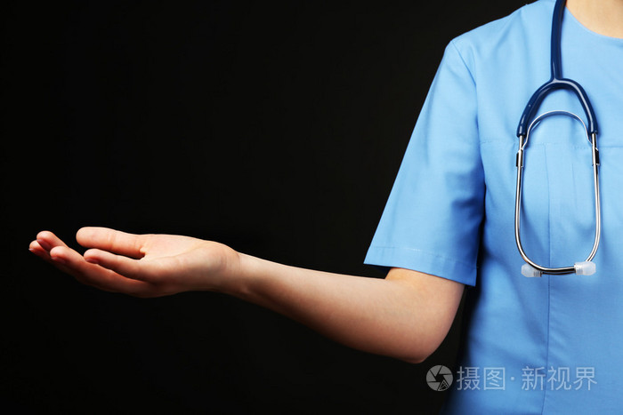 医生手在黑色背景上使用虚拟屏幕的特写镜头
