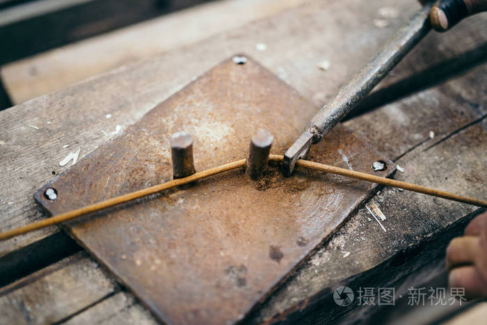 使用工业工具弯曲钳上工地的建筑工人