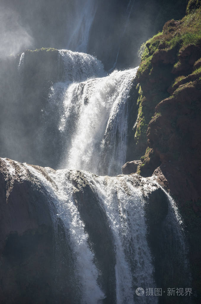 而得名的瀑布，盛大 Atlas Tanaghmeilt 村庄，座落省，摩洛哥
