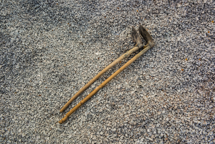 一堆石头扛锄头