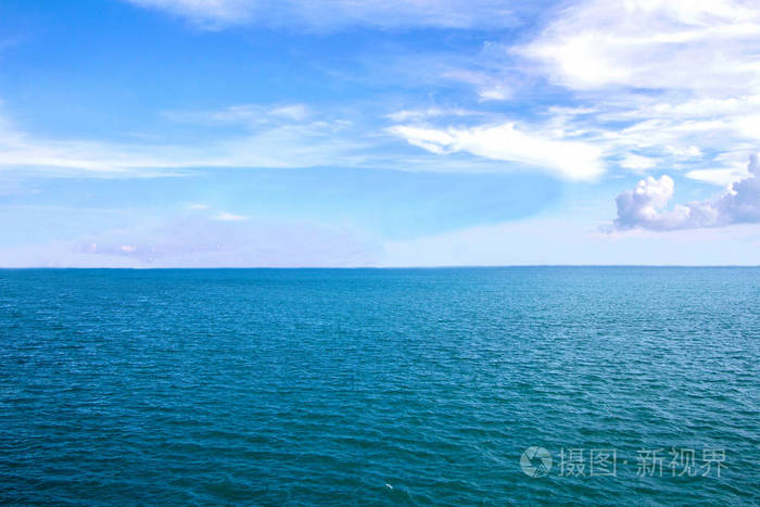 海表面平静的地平线海洋和蓝色天空背景