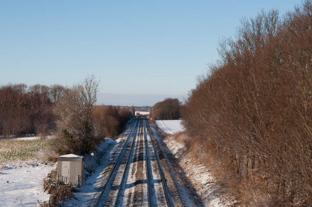 铁路技巧在丹麦冬季景观图片