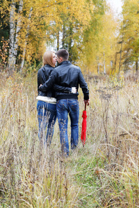 女孩和一名年轻男子在树林里接吻