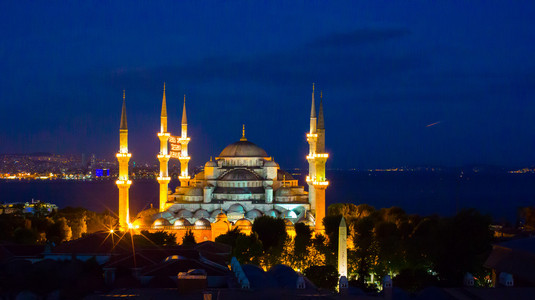 晚上在伊斯坦布尔，土耳其，老城区的蓝色清真寺