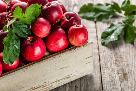 红苹果木仿古背景上的表，农夫市场的新鲜苹果果实