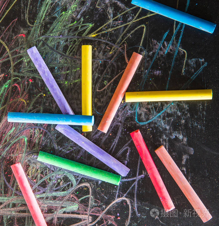 黑色背景上的粉笔