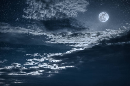夜晚的天空,皎洁的月亮和暗云,宁静自然云与皎洁的月亮与闪亮的夜空