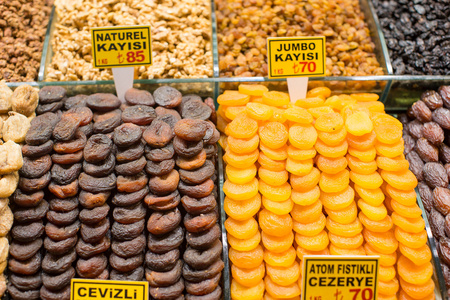 干无花果和杏干埃及伊斯坦布尔的集市上照片