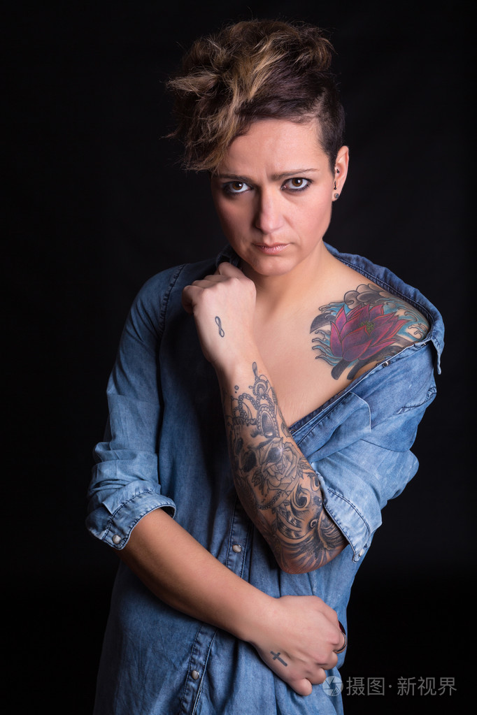 纹身的美女照片-正版商用图片0v8nie-摄图新视界
