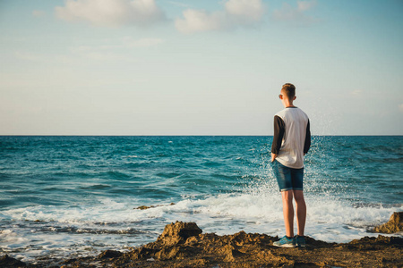 男人望着大海的背影照片