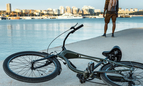 自行车躺在码头旁边一个年轻男人喜欢视图性质的后, 视图