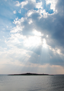 光线。在海上日落