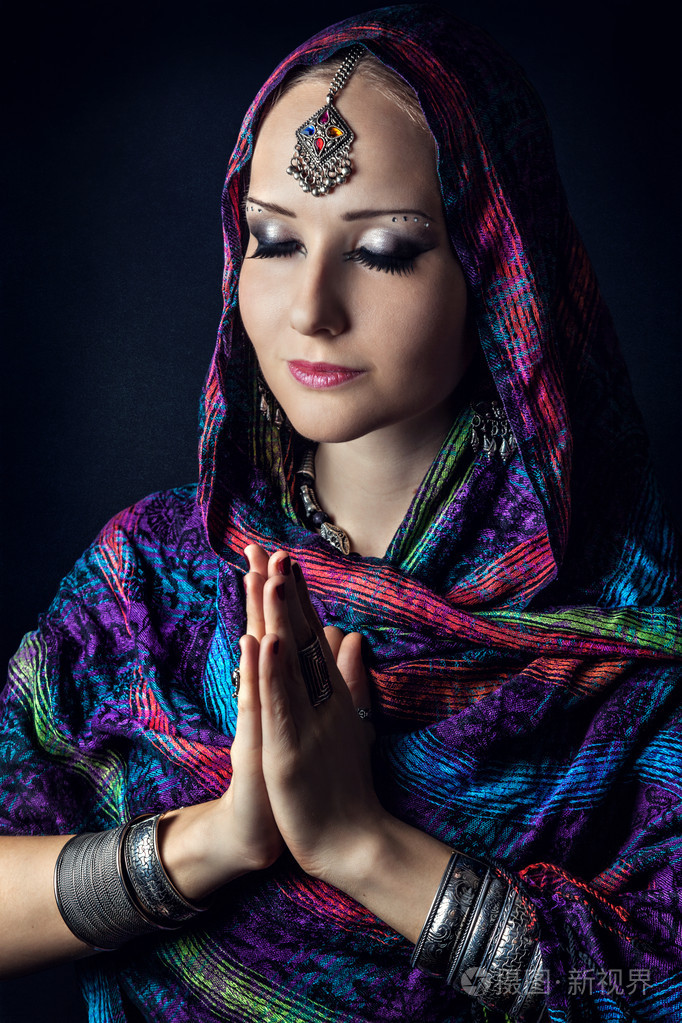 女人做双手合十