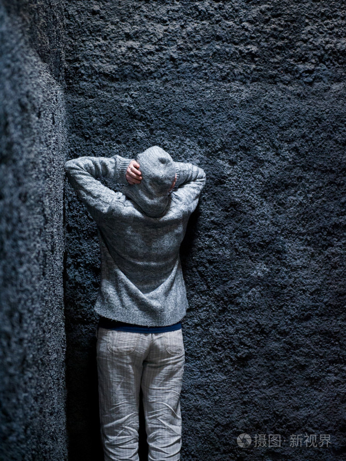 躲在角落里的一处古建筑的害怕, 疯狂的女人