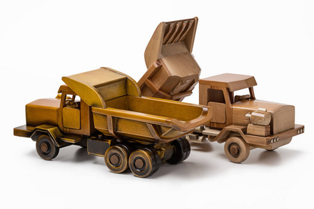 汽车的木制模型玩具,两辆卡车照片