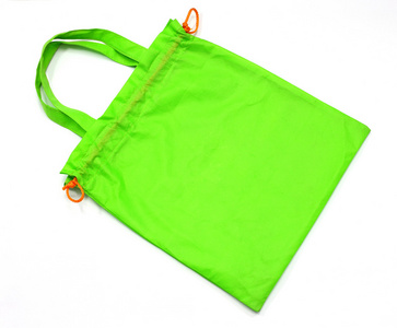 孤立的白色背景上的绿色织物袋