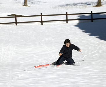 小男孩落以越野滑雪