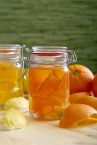 柑橘类水果果酱在梅森罐子里的橙子和柠檬皮