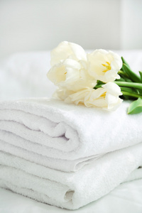 白色美丽的郁金香上干净的毛巾，在酒店里，关闭