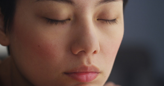 中国女人闭着眼睛休息的特写