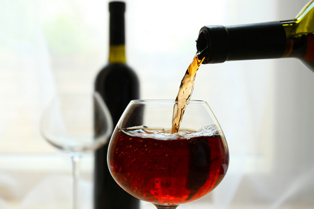 红酒倒入酒杯特写图片