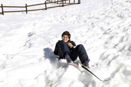 在冬天滑雪儿童坠落图片
