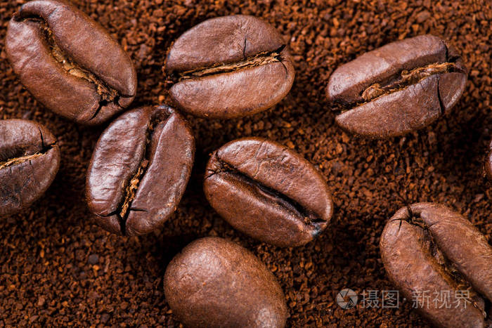 在白色背景中孤立的烘培的咖啡豆。烘培的咖啡豆背景关闭。咖啡豆研磨咖啡与文本的副本空间背景上桩。早上好