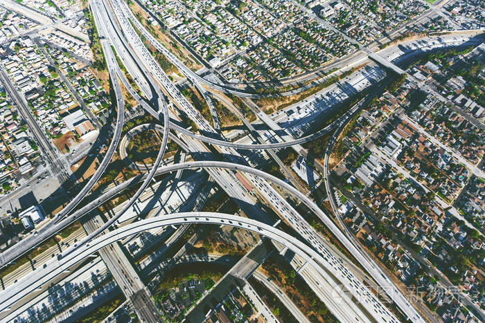 在洛杉矶的大规模公路交叉口