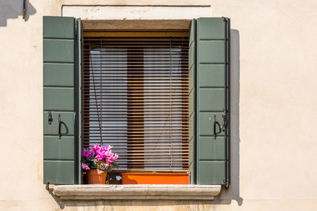 窗口窗口的一个典型的威尼斯房子，意大利的特写