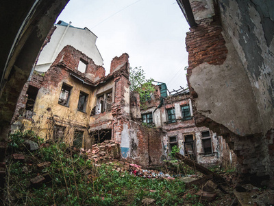 废墟中被遗弃的旧建筑，倒塌墙壁和地板
