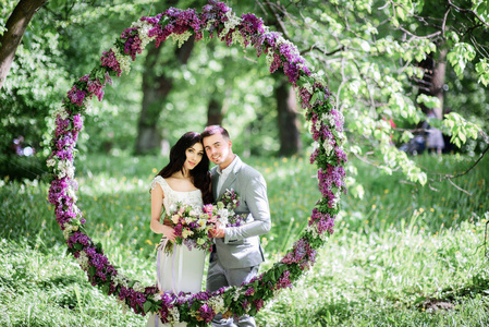 新娘和新郎构成后面丁香花园里的大圆圈