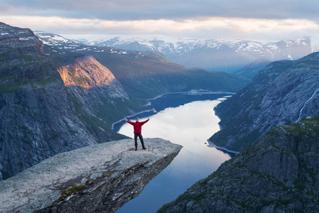 对 Trolltunga 在挪威旅游