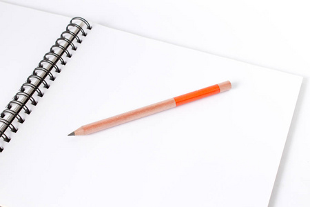用铅笔在白色空白笔记本