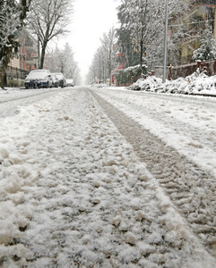 冰雪覆盖的城市街道在冬季降雪