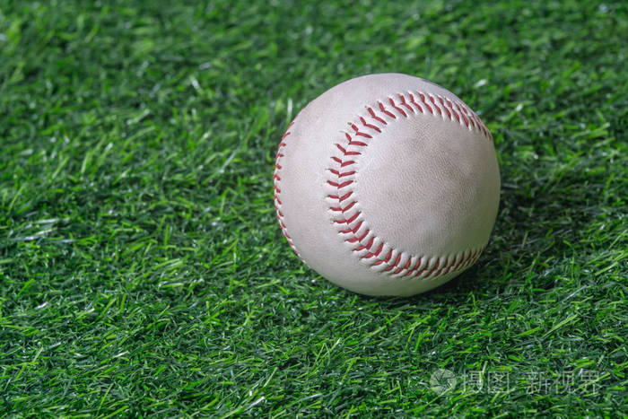 棒球在绿色的草坪上