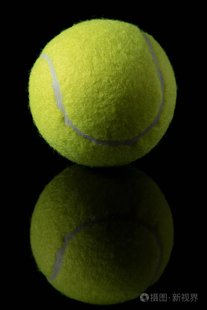 一个黑色的背景上孤立单一网球球