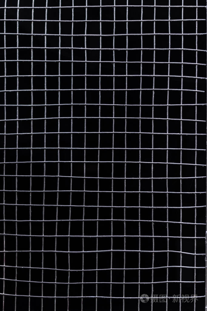 黑色背景上的金属网格