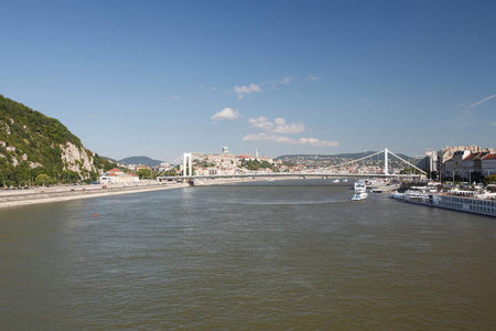 布达佩斯和伊丽莎白的多瑙河河和城市全景