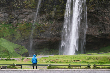 在冰岛 Seljalandsfoss 瀑布附近旅游