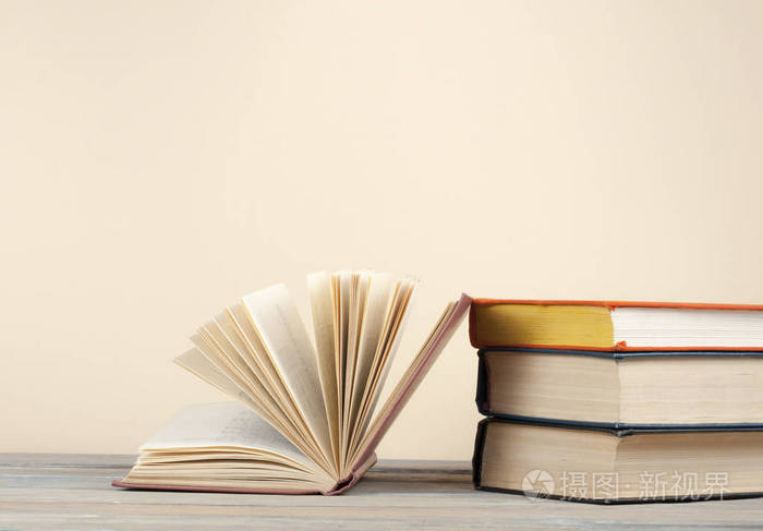 翻开书, 精装书在木桌上.教育背景.回到学校