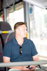 乘坐公交车的人图片