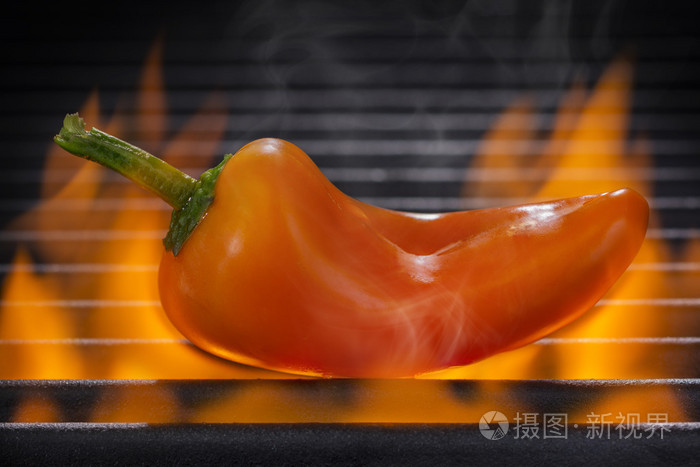 橙色辣椒上燃烧的热烧烤