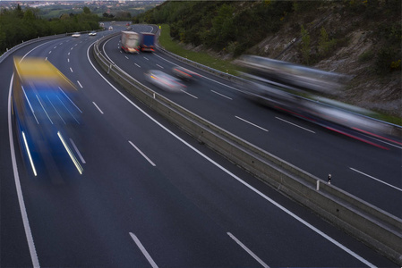 对城市道路上的车