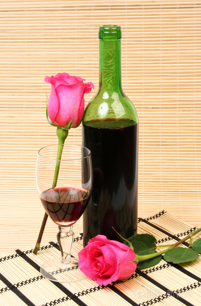 葡萄酒和粉色的玫瑰花