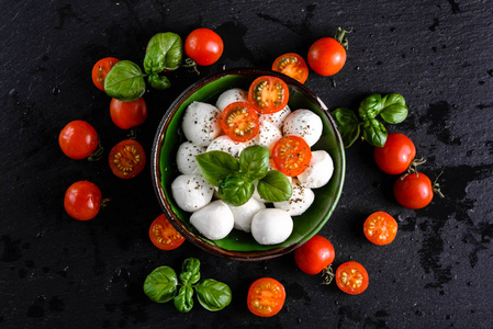 罗勒 西红柿和奶酪意大利番茄沙拉 意大利食品和健康的素食饮食概念