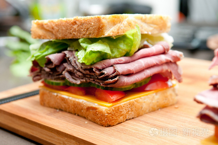 有各种配料的烤牛肉三明治