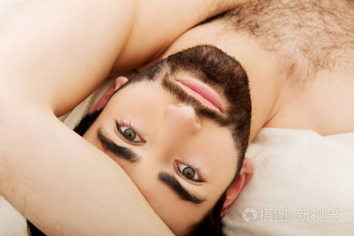 躺在床上的年轻肌肉男