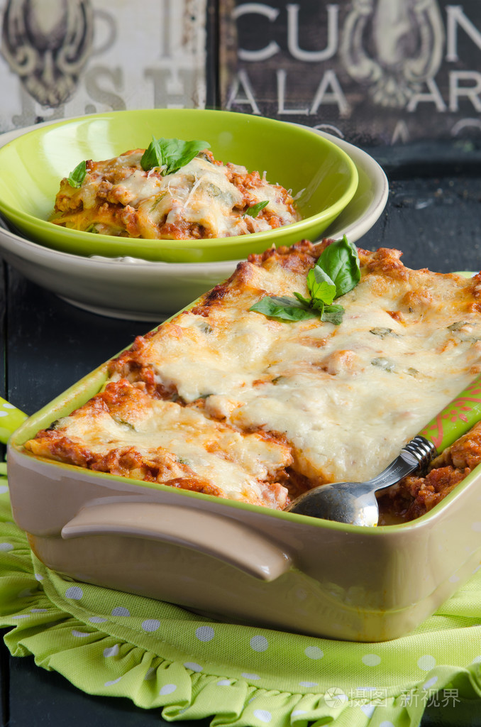 经典意大利千层面与肉酱酱和 bechamel 的特写视图