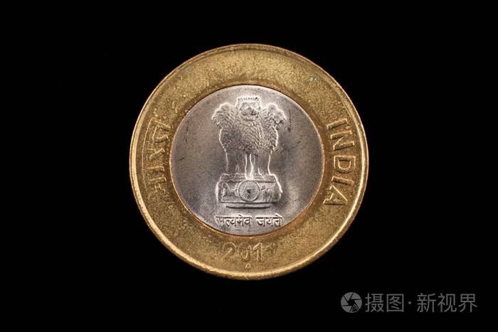 印度十卢比硬币紧靠黑