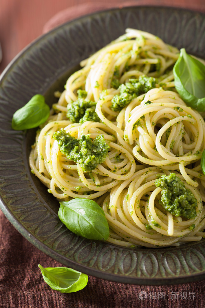 在仿古桌罗勒酱意大利面面食